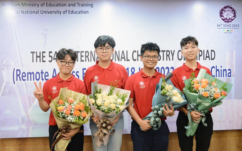 Các học sinh đoạt giải trong kỳ thi Olympic Hóa học quốc tế năm 2022. (Ảnh Bộ Giáo dục và Ðào tạo) 