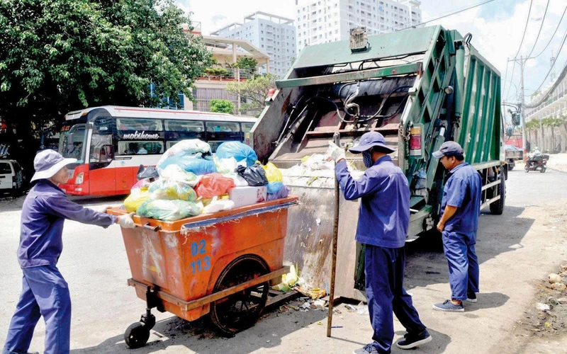 Công nhân vệ sinh môi trường TP Hồ Chí Minh thu gom rác thải sinh hoạt. (Ảnh NGUYỄN QUỲNH) 