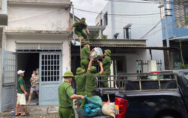 Công an phường Thuận Phước, quận Hải Châu, thành phố Ðà Nẵng hỗ trợ người dân phòng chống bão. 