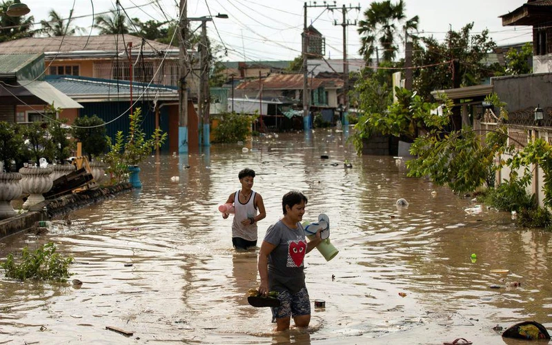 Bão Noru gây ngập lụt nghiêm trọng tại tỉnh Bulacan, Philippines. (Ảnh REUTERS) 