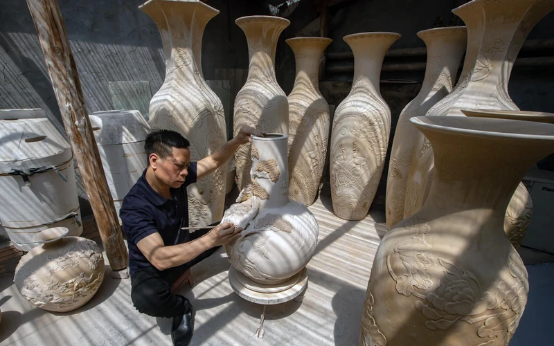Nghệ nhân Nguyễn Hùng chế tác các sản phẩm gốm Bát Tràng. 