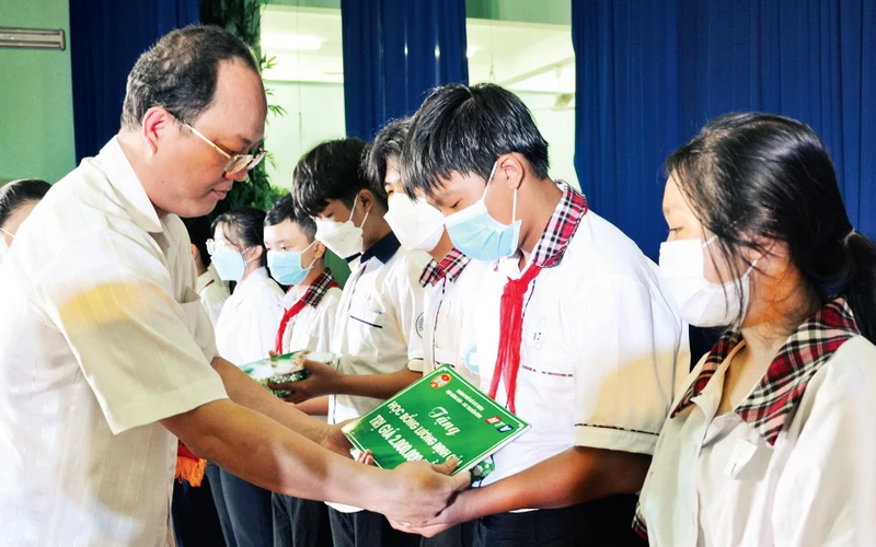 Trao học bổng Lương Ðịnh Của cho con hội viên nông dân nghèo trên địa bàn Thành phố Hồ Chí Minh. 