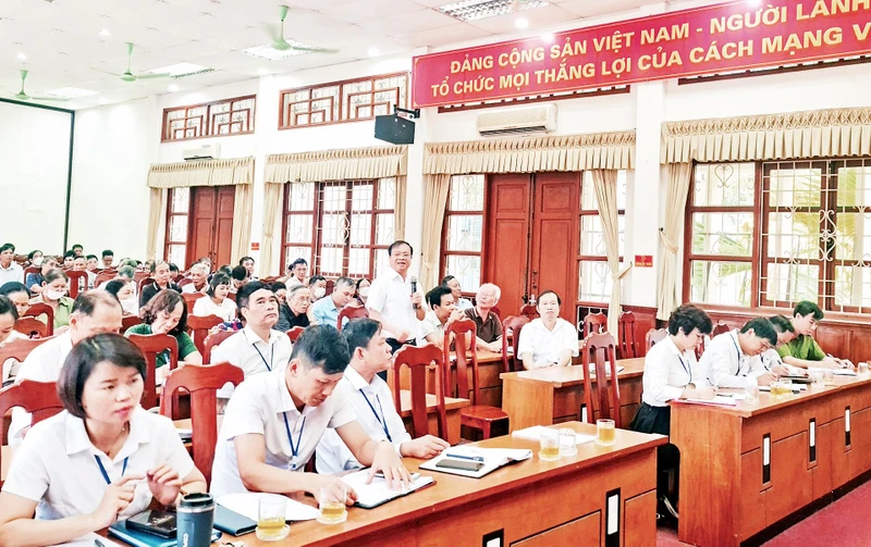 Ðại diện người dân phường Việt Hưng, quận Long Biên phát biểu tại hội nghị đối thoại với người đứng đầu cấp ủy, chính quyền. (Ảnh THANH NHÀN) 
