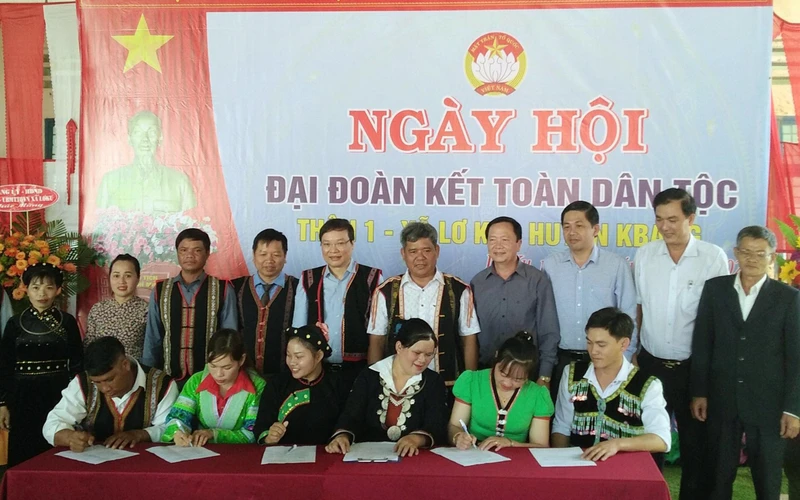 Ðại diện các gia đình tại thôn 1, xã Lơ Ku, huyện Kbang, tỉnh Gia Lai ký kết thực hiện phong trào thi đua trong Ngày hội Ðại đoàn kết. (Ảnh LÊ ÐẠI) 