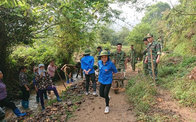 Cán bộ, chiến sĩ Ðồn biên phòng Ba Sơn phối hợp Ðoàn thanh niên xã Cao Lâu (huyện Cao Lộc, tỉnh Lạng Sơn) sửa đường giao thông nông thôn. 