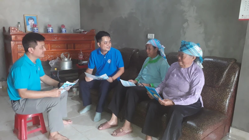 Tuyên truyền, vận động đồng bào dân tộc thiểu số vùng cao Bát Xát (Lào Cai) tham gia bảo hiểm y tế tự nguyện.