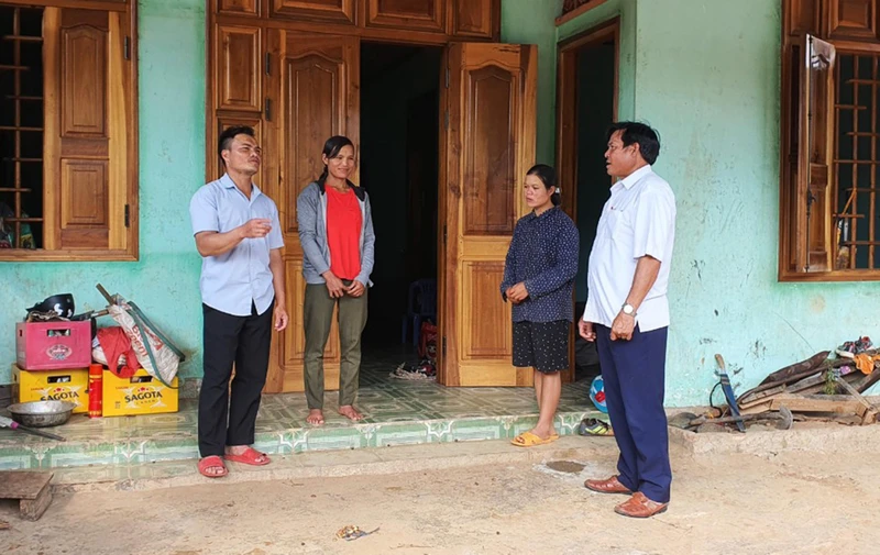 Chi uỷ viên, trưởng thôn thôn Đắk Ga A Phương (bên trái) vận động bà con trong thôn xoá bỏ hủ tục lạc hậu.