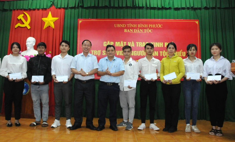 Lãnh đạo tỉnh Bình Phước trao kinh phí cho sinh viên là con em đồng bào dân tộc thiểu số