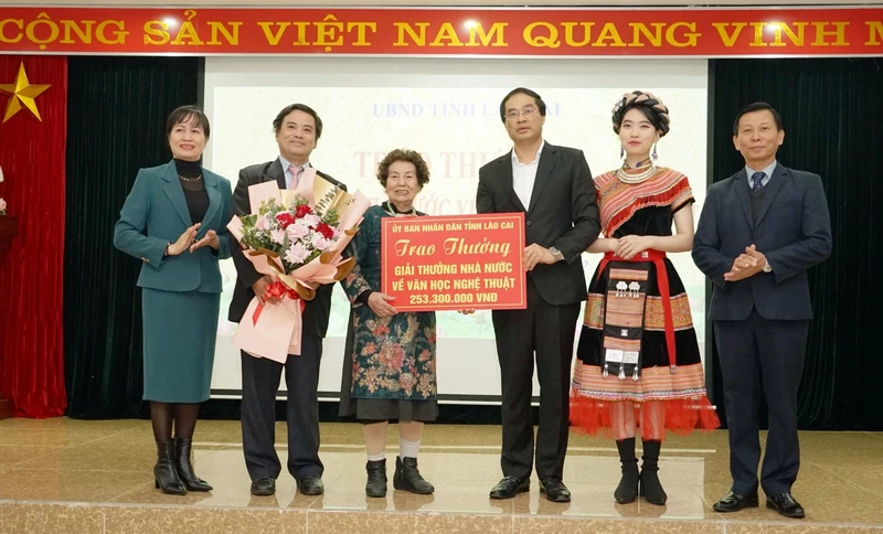 Chủ tịch UBND tỉnh Lào Cai Trịnh Xuân Trường trao Giải thưởng Nhà nước về văn học-nghệ thuật cho thân nhân cố Nghệ sỹ Nhân dân Lương Kim Vĩnh.