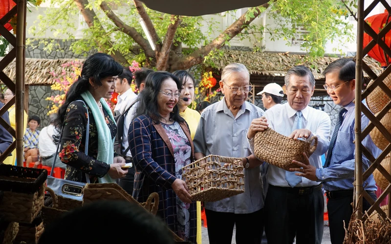 Người dân và du khách trải nghiệm chương trình Sắc xuân miệt vườn tại thành phố Cần Thơ. (Ảnh ĐĂNG HUỲNH) 