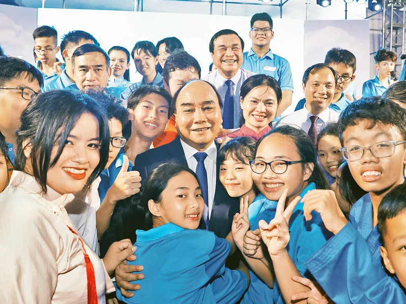 Chủ tịch nước Nguyễn Xuân Phúc với các em học sinh Trường Hy Vọng trong Ngày hội tới trường. Ảnh: Hoàng Thống Nhất 