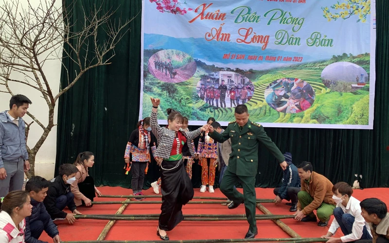 Cán bộ, chiến sĩ Ðồn Biên phòng Vàng Ma Chải cùng người dân bản Séo Hồ Thầu múa sạp. 