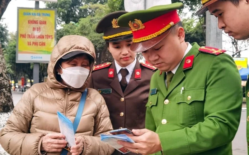 Ðoàn Thanh niên Công an TP Hà Nội phối hợp đoàn thanh niên phường, xã hướng dẫn người dân đăng ký tài khoản định danh điện tử phục vụ cho các thủ tục hành chính, bỏ sổ hộ khẩu. (Ảnh HOÀNG PHONG) 