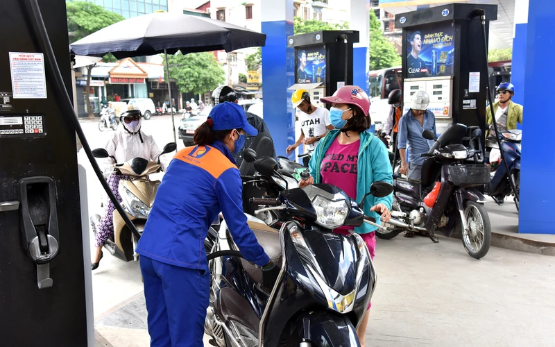 Khách hàng mua xăng tại cây xăng dầu trên phố Trần Quang Khải, TP Hà Nội. (Ảnh NGUYỄN ÐĂNG) 