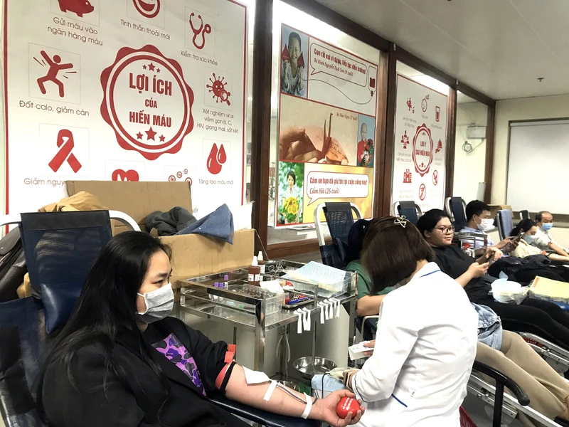 Học sinh, sinh viên trên địa bàn TP Hà Nội tham gia hiến máu tình nguyện trong Lễ hội Xuân hồng năm 2023. 