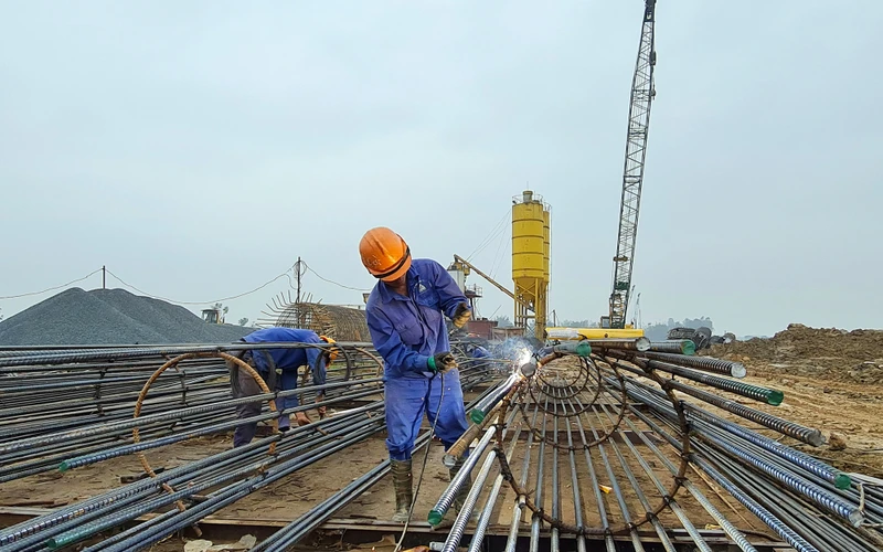 Công nhân Công ty cổ phần Ðầu tư xây dựng Thái Yên hàn, lắp đặt lồng sắt đầu bê-tông. 