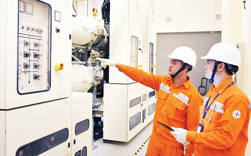Nhân viên trạm biến áp 110kV trên đường Nguyễn Ðình Chiểu (quận Hai Bà Trưng) vận hành hệ thống cung ứng điện. (Ảnh Hoài Nam) 