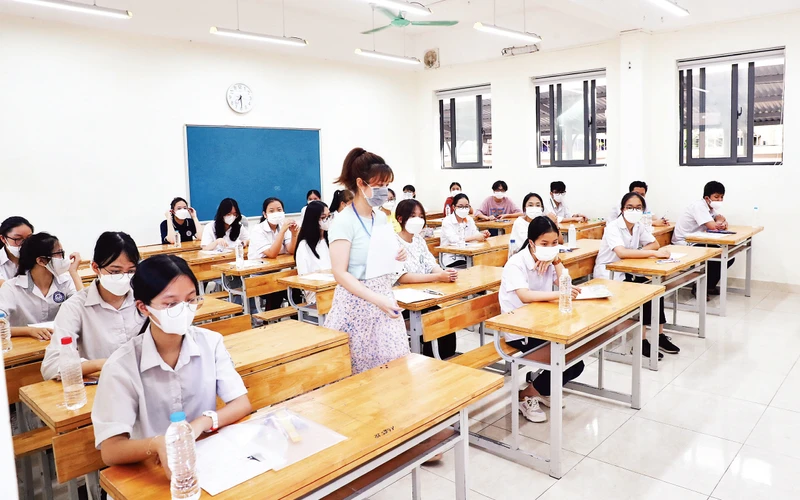 Kỳ thi tuyển sinh lớp 10 năm học 2022-2023 tại điểm thi Trường THCS Ðông Thái, quận Tây Hồ. (Ảnh DUY LINH) 
