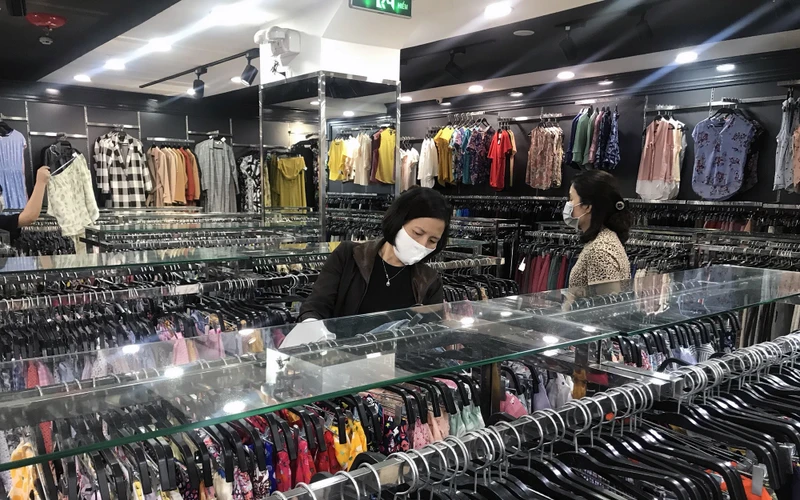 Khách hàng chọn mua sản phẩm may mặc tại cửa hàng thời trang M2 (quận Ðống Ða, Hà Nội). 