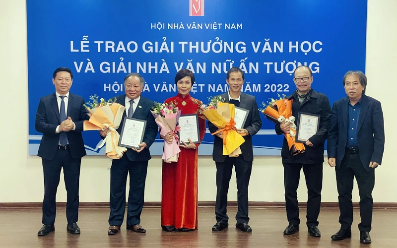 Các tác giả nhận Giải thưởng Văn học năm 2022 của Hội Nhà văn Việt Nam. 