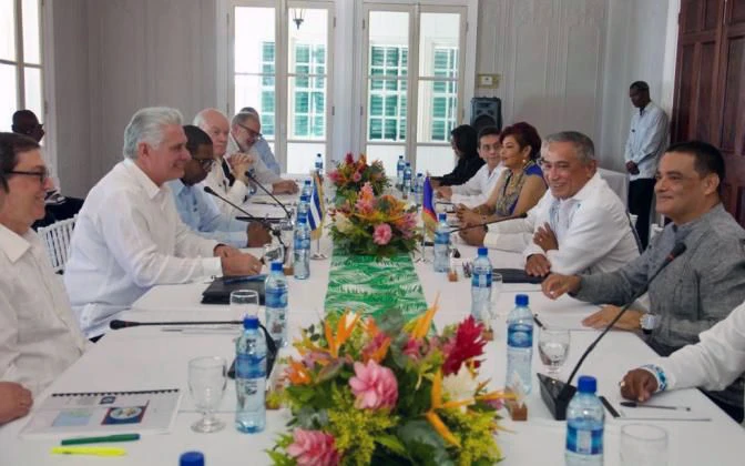 Chủ tịch nước Cộng hòa Cuba Miguel Diaz-Canel hội đàm với Thủ tướng Belize John Briceno. (Ảnh Granma) 