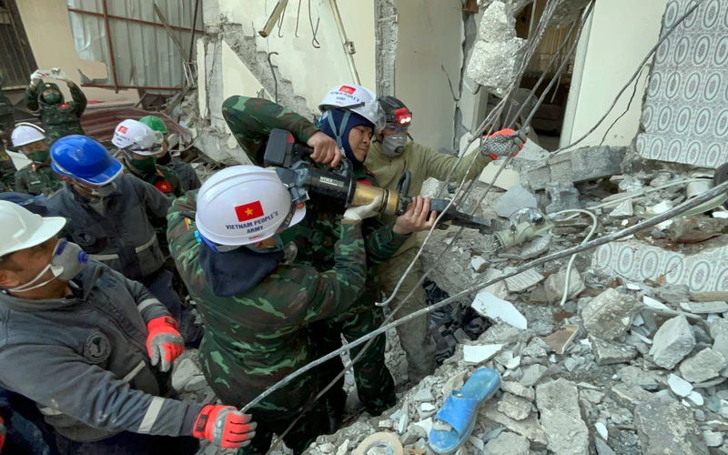 Sĩ quan, chiến sĩ Quân đội nhân dân Việt Nam cùng bạn bè quốc tế cứu nạn sau động đất tại tỉnh Hatay (Thổ Nhĩ Kỳ). (Ảnh BỘ QUỐC PHÒNG) 