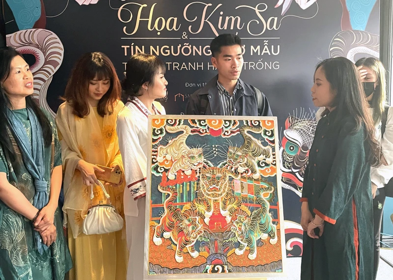 Nguyễn Hoàng Anh (ngoài cùng bên phải) cùng các thành viên nhóm Họa Gấm trong buổi ra mắt bức tranh Ngũ Hổ thần tướng. 