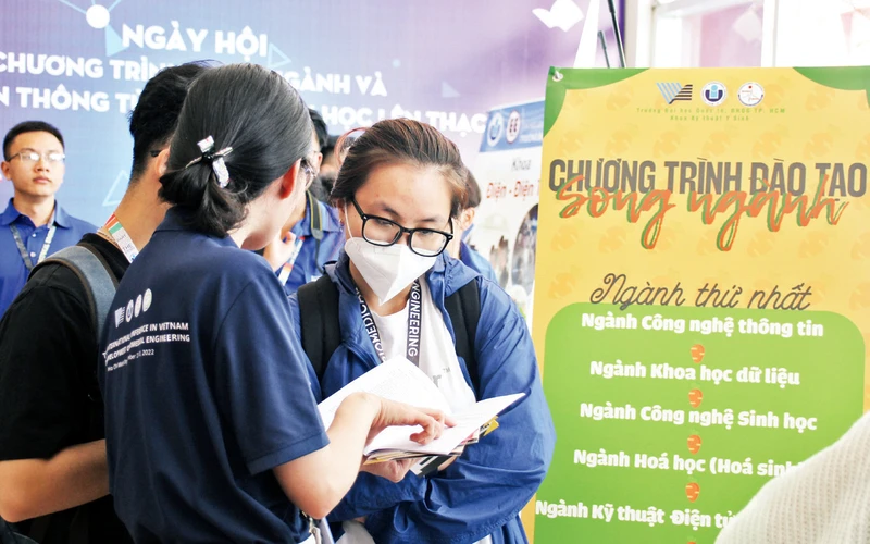 Sinh viên Trường đại học Quốc tế Thành phố Hồ Chí Minh tìm hiểu thông tin tại Ngày hội song ngành. 