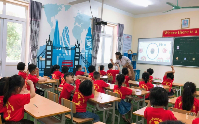 Tiết học toán tiếng Anh sử dụng bài giảng từ kho học liệu số của ISMART tại Trường tiểu học Hùng Vương, thị xã Phú Thọ. 
