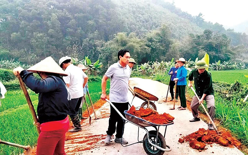 Cán bộ huyện Yên Bình (tỉnh Yên Bái) tham gia tu sửa đường giao thông nông thôn trong hoạt động "Ngày cuối tuần cùng dân" tại thôn Nà Ké, xã Ngọc Chấn. 