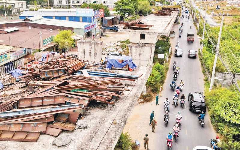 Công trình cầu Nam Lý, thành phố Thủ Ðức (Thành phố Hồ Chí Minh) sử dụng vốn ngân sách vừa được khởi động lại sau bốn năm tạm ngừng thi công do vướng mắc trong giải phóng mặt bằng. 