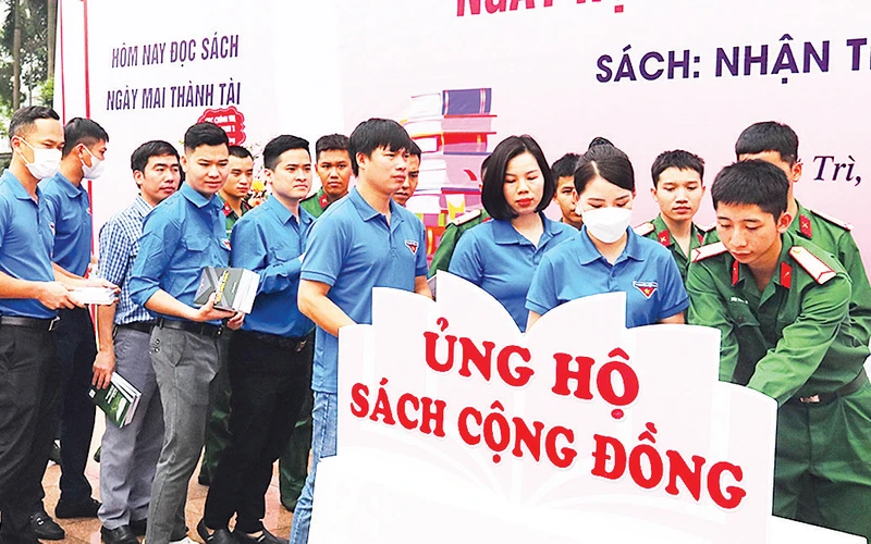 Các đoàn viên, thanh niên và chiến sĩ trẻ quyên góp xây dựng các tủ sách cộng đồng. 