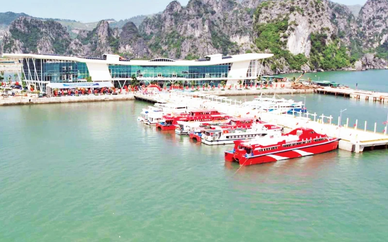 Cảng tàu du lịch cao cấp Ao Tiên, huyện Vân Ðồn mới được đưa vào phục vụ du khách tham quan các tuyến đảo của Quảng Ninh. 