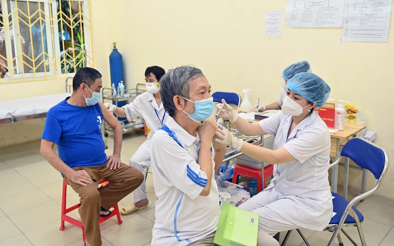 Hà Nội đẩy mạnh tiêm vắc-xin phòng Covid-19 cho người dân. (Ảnh LINH ÐAN) 