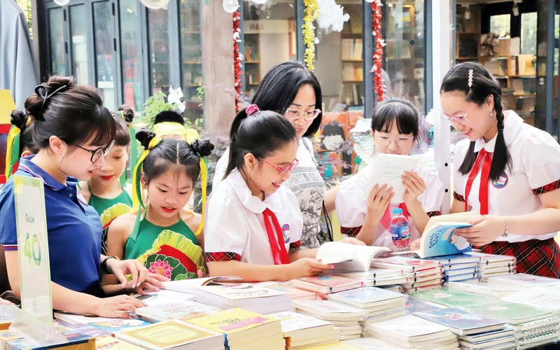 Các em học sinh đến với Phố sách Hà Nội. 