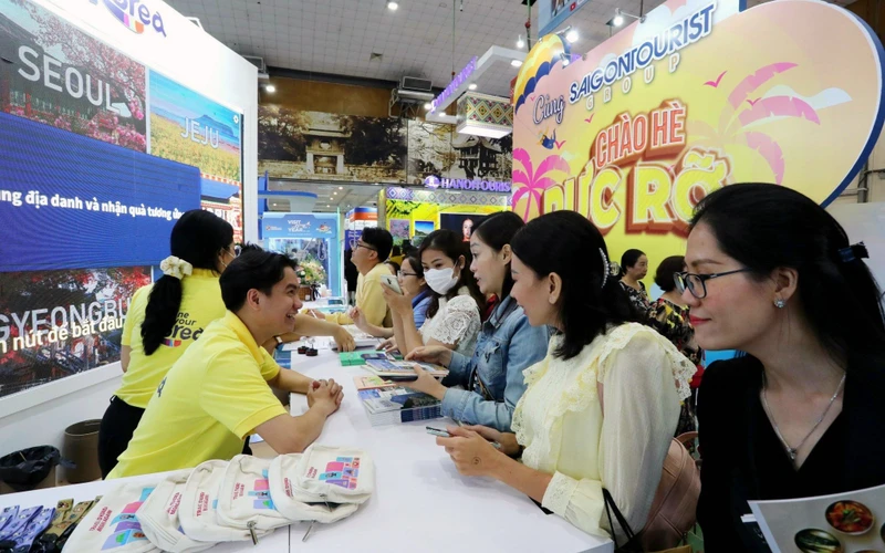 Du khách tìm hiểu thông tin tại Hội chợ Du lịch quốc tế - Hà Nội 2023. (Ảnh T.Hà) 