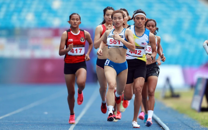 Nguyễn Thị Oanh (561) giành Huy chương vàng 1.500m nữ. (Ảnh DŨNG PHƯƠNG)