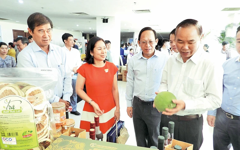 Ðại diện Bộ Nông nghiệp và Phát triển nông thôn tham quan gian trưng bày các sản phẩm OCOP của Tây Ninh. 