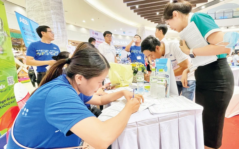 Ngân hàng ACB tổ chức kết nối với người dân và doanh nghiệp tại Thành phố Hồ Chí Minh. 