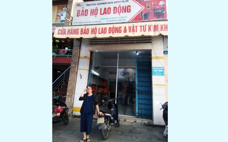 Bà Ðặng Thị Vân bên ngôi nhà gần 20 năm kêu oan. 