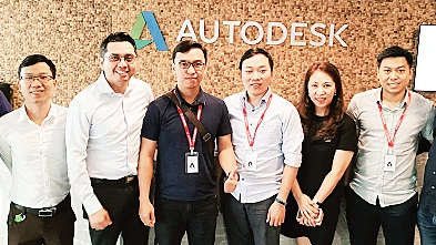 Hoàng Thanh Long (thứ tư từ phải sang) tham dự hội thảo tại trụ sở hãng Autodesk ở Singapore. 