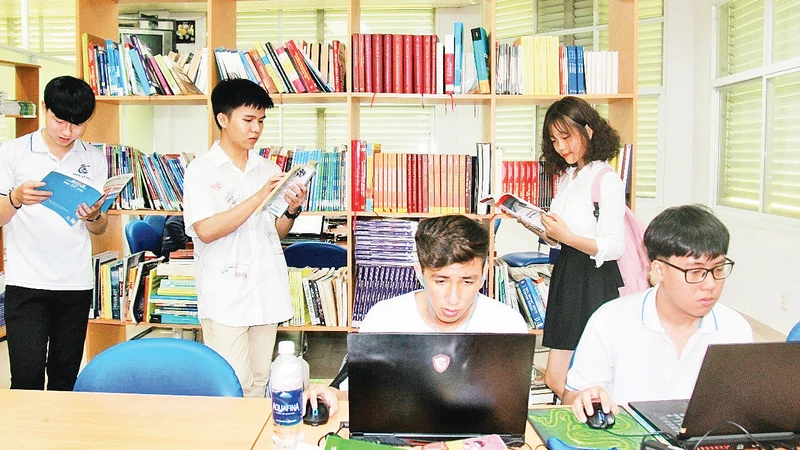 Sinh viên Ðại học Quốc gia Thành phố Hồ Chí Minh nghiên cứu bài học qua hệ thống học liệu số. 