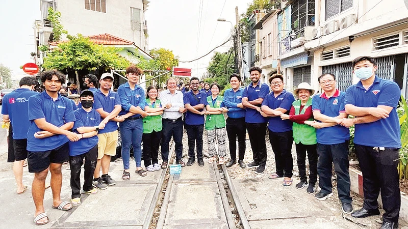 Các sinh viên, tình nguyện viên quận Phú Nhuận ra quân dọn dẹp vệ sinh trên tuyến đường sắt đi qua địa bàn. 