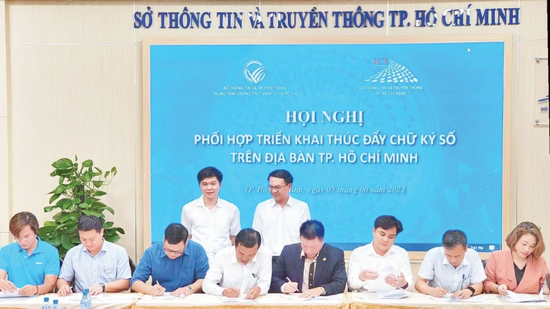 Sở Thông tin và Truyền thông Thành phố Hồ Chí Minh cùng các đơn vị ký kết cung cấp chữ ký số miễn phí cho người dân. (Ảnh LM) 