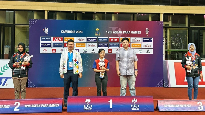 Nguyễn Thị Hồng giành Huy chương Vàng cá nhân và đồng đội nội dung V1-B2/B3 môn cờ vua. (Ảnh: THÁI DƯƠNG) 