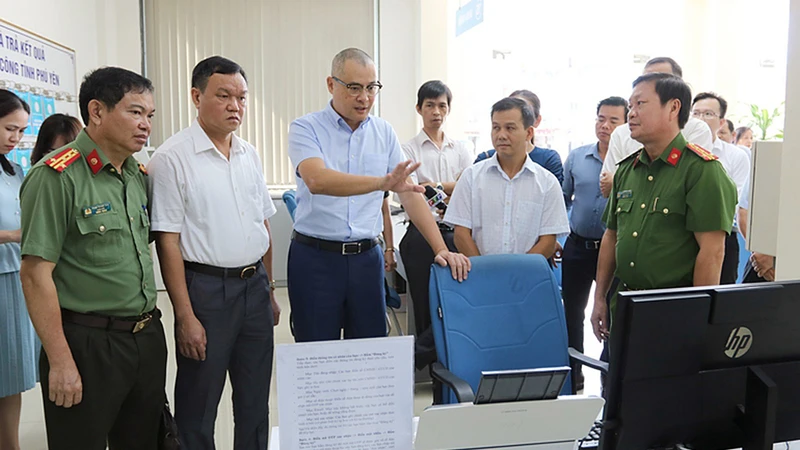 Ðồng chí Phạm Ðại Dương, Ủy viên Trung ương Ðảng, Bí thư Tỉnh ủy Phú Yên (thứ ba từ trái qua) làm việc với Trung tâm Phục vụ hành chính công tỉnh. (Ảnh HÀ MY) 
