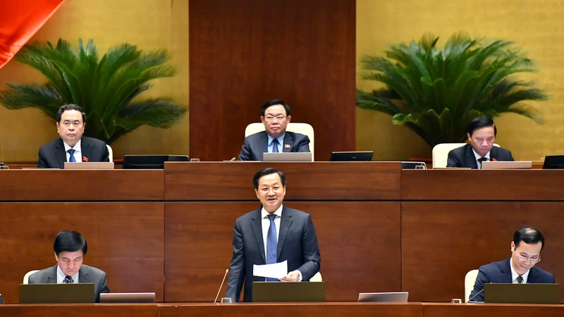 Phó Thủ tướng Lê Minh Khái trả lời chất vấn của các đại biểu Quốc hội. (Ảnh Ðăng Khoa) 