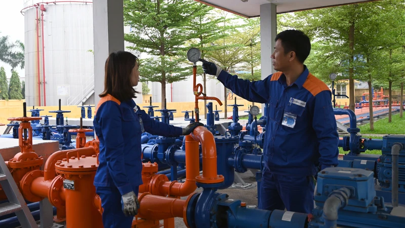 Kiểm tra hoạt động vận hành tại kho xăng dầu của Công ty Xăng dầu Hà Sơn Bình (Tập đoàn Xăng dầu Việt Nam). (Ảnh DUY ÐĂNG) 