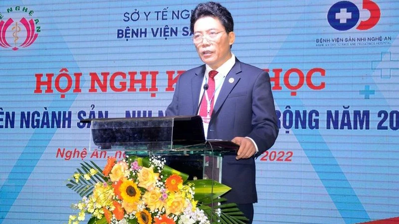 Bác sĩ Tăng Xuân Hải phát biểu tại Hội nghị khoa học chuyên ngành sản-nhi Nghệ An mở rộng năm 2022. 