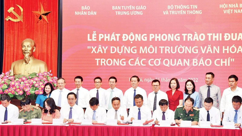 Đại diện các cơ quan thông tấn báo chí ký cam kết thực hiện phong trào thi đua "Xây dựng môi trường văn hóa trong các cơ quan báo chí".